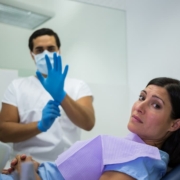 Dentista preparándose para tratar a paciente