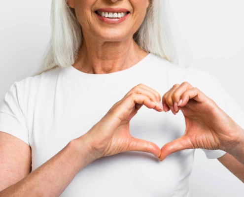 Mujer sonriendo haciendo un corazón con las manos