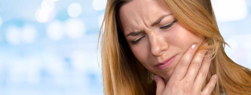 Mujer joven con dolor de mandíbula