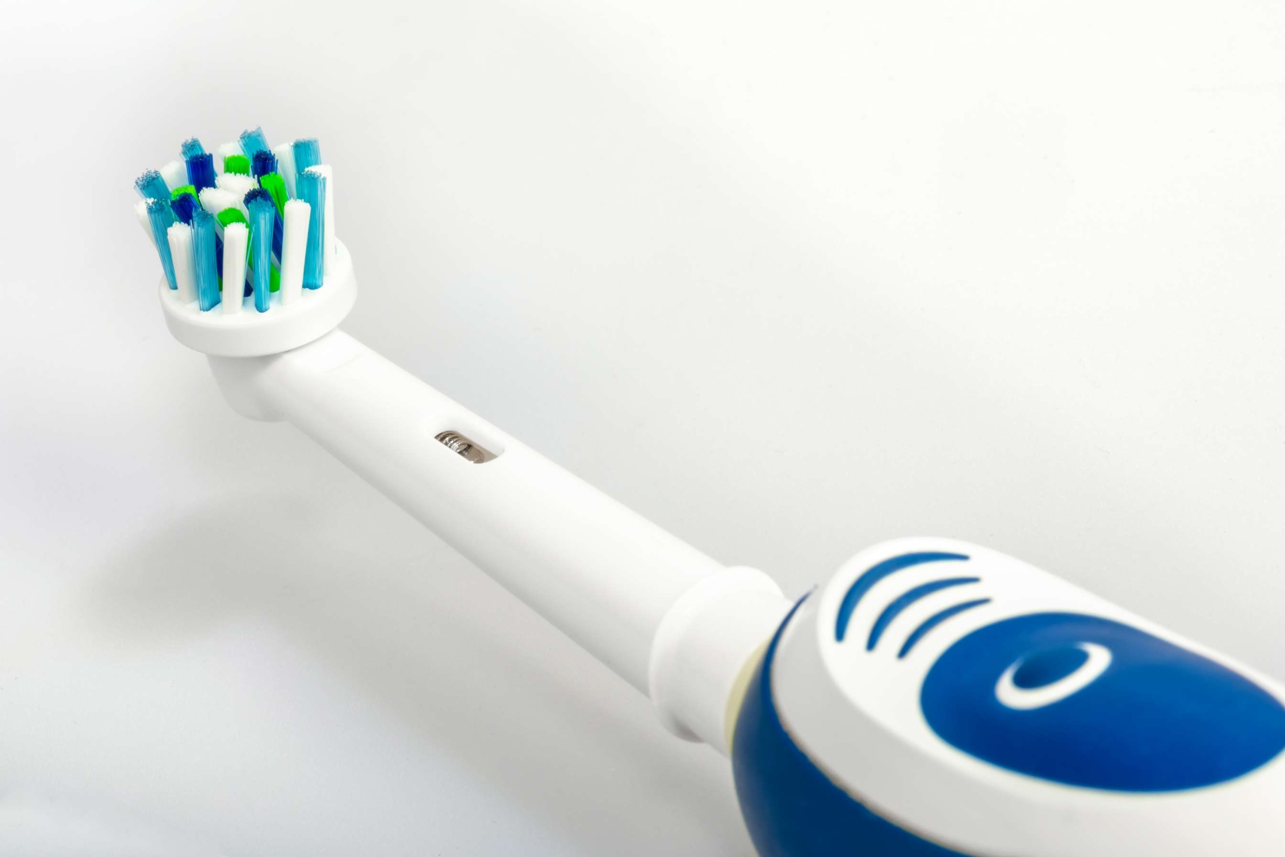 Cepillo de dientes eléctrico sobre fondo blanco