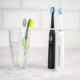 Diferentes tipos de cepillos de dientes: dos cepillos de dientes convencionales frente a dos cepillos de dientes eléctricos