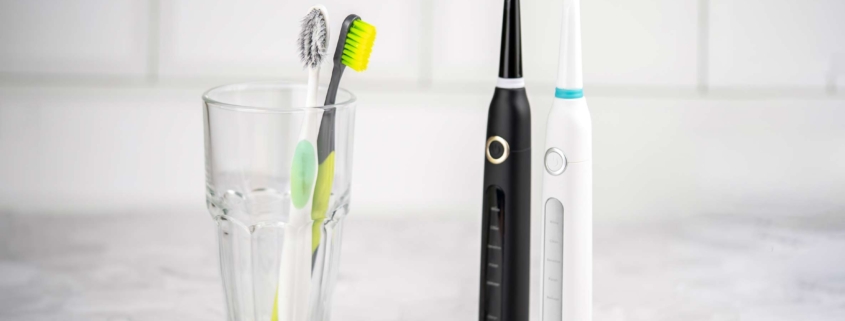 Diferentes tipos de cepillos de dientes: dos cepillos de dientes convencionales frente a dos cepillos de dientes eléctricos