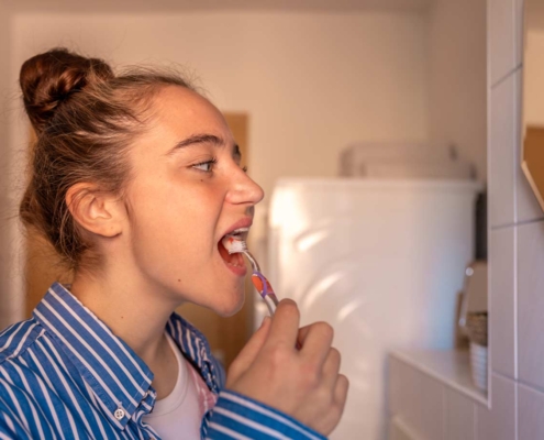 Niña cepillándose los dientes