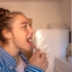 Niña cepillándose los dientes
