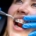 Dentista colocando ortodoncia a una paciente