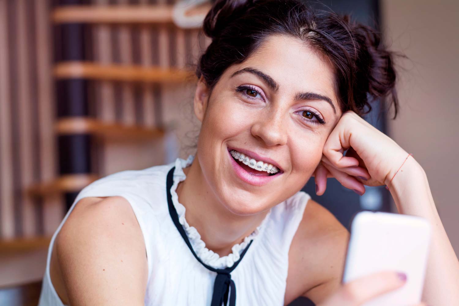 Mujer sonriendo con un tratamiento de ortodoncia para adultos